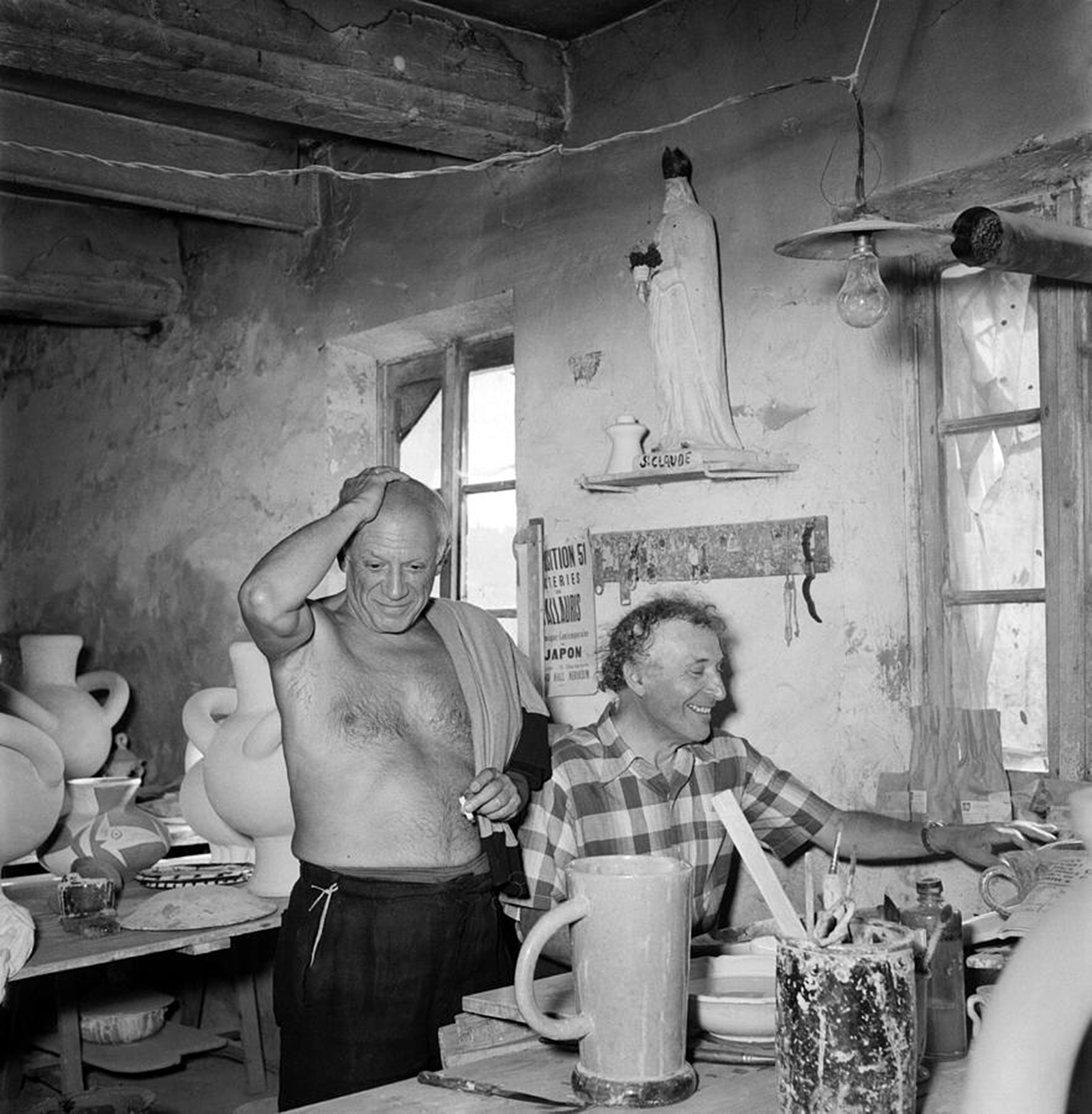 Pablo Picasso and Marc Chagall at the Madoura ceramics workshop in Vallauris 1948 - Photo Getty Images